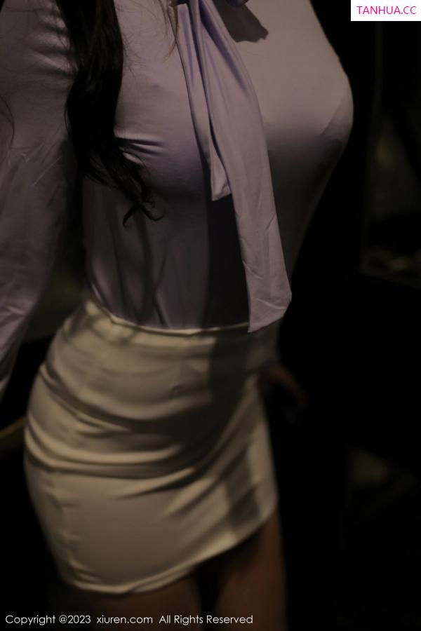 江真真  [XiuRen]高清写真图 2023.03.09 No.6389 江真真 丝袜短裙第23张图片